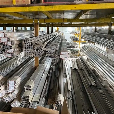 Extruderingsdörrar och fönsterprofiler i aluminium